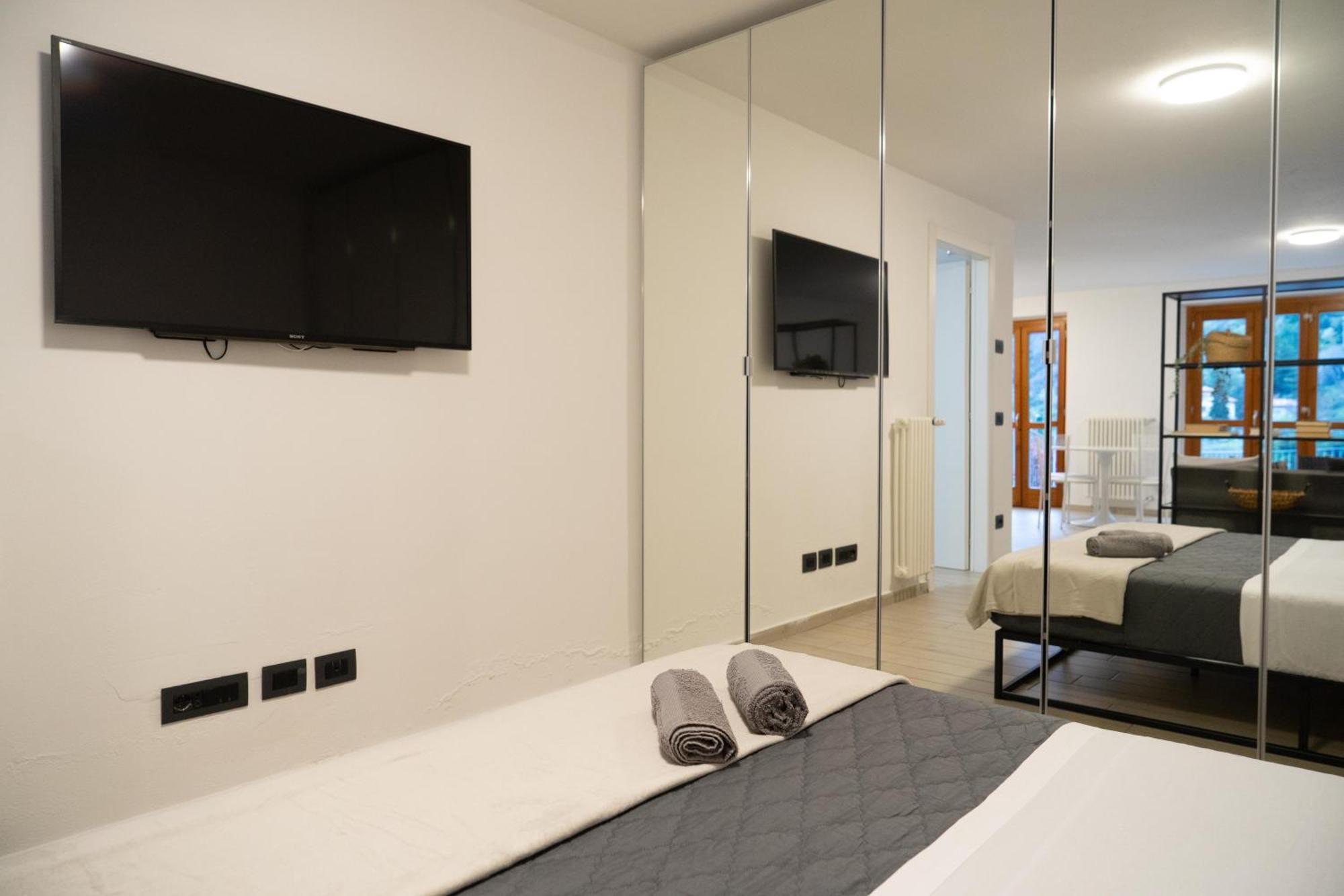 Vista Dolce Isola _ Lakeview Pool, Terrace & Garden Apartment Argegno Room photo